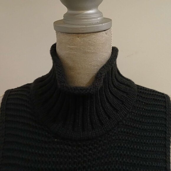 Sleeveless Turtleneck Black Garment - Picture 2 of 7